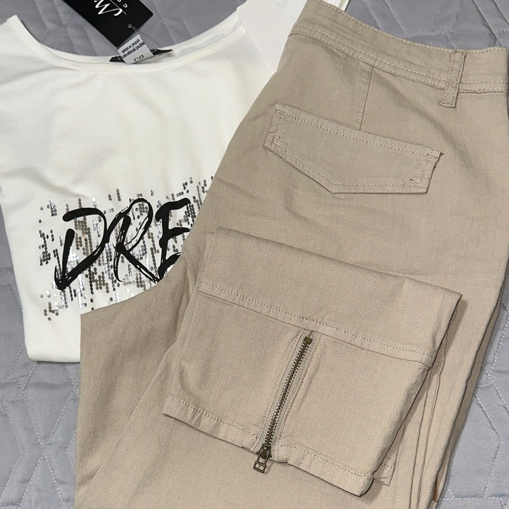 Sz. 10⭐️NWT CHARLIE B Beige Stretch Crop with zipper details.